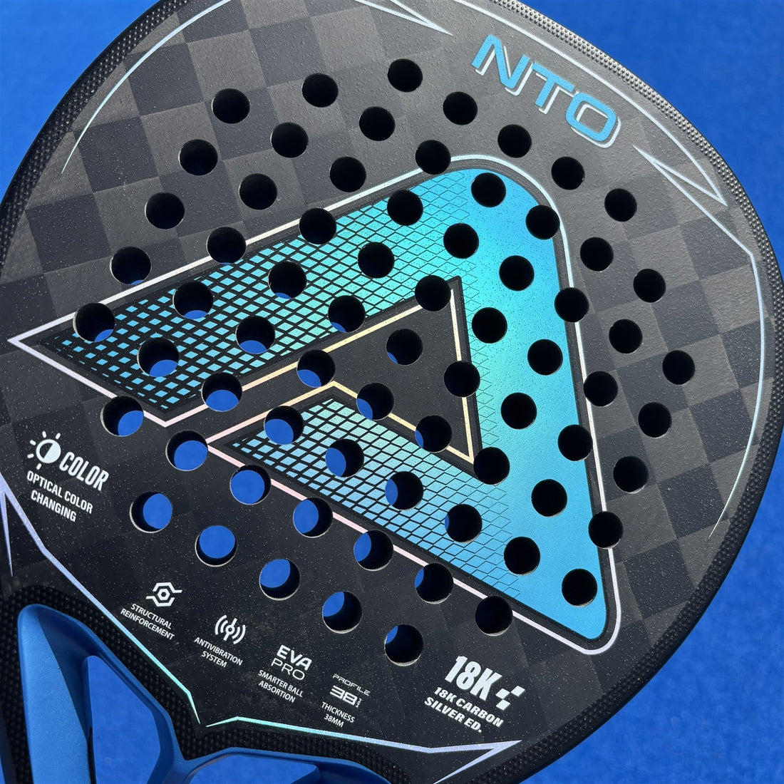 Arctic NTO Padelschläger mit Multi-EVA-Kern auf dem Padelcourt