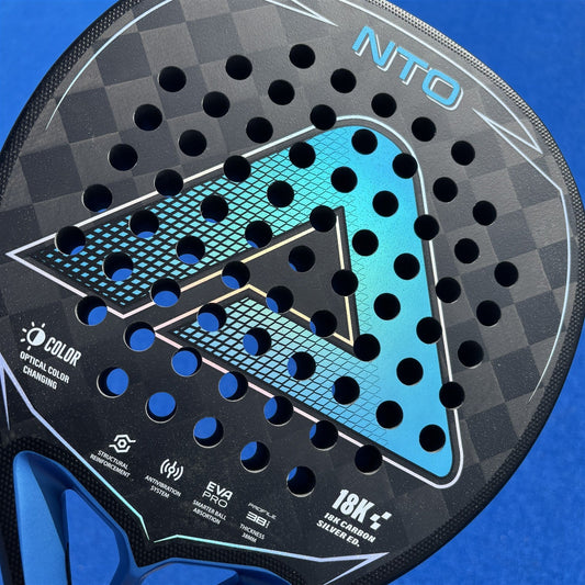 Arctic NTO Padelschläger mit Multi-EVA-Kern auf dem Padelcourt